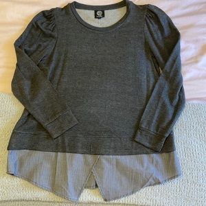 Light puffed shoulders sweater. Large